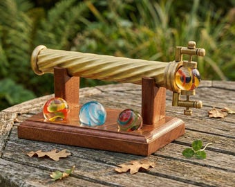 Caleidoscopio de latón artesanal con canicas y soporte de madera noble: objeto de colección de arte vintage.
