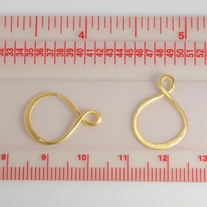 2 sztuki: ogniwo wieczności ze srebra próby 925, platerowane 24-karatowym złotem, 13 mm X 20 mm, matowe wykończenie
