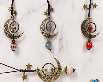 Handgefertigte Keramik Halskette mit Mond & Stern: Verstellbarer Boho-Anhänger