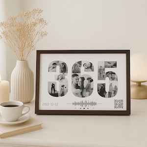 Puede incluir: Un collage de fotos en blanco y negro enmarcado con el número "365" formado por varias imágenes. El marco incluye una fecha, una onda de sonido y un código QR. También se ven un jarrón, una vela, una taza de café y una lámpara.