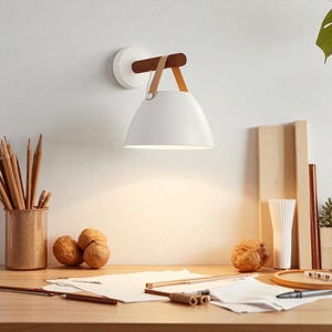 Minimalistische Holzwandleuchte: Natürliche helle Holzlampe