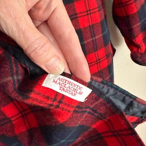 Puede incluir: Camisa a cuadros rojos, azul marino y verdes con la etiqueta "AUTHENTIC MACLACHLAN TARTAN". La camisa est&aacute; hecha de una tela suave y tejida. El patr&oacute;n de cuadros es un dise&ntilde;o cl&aacute;sico.