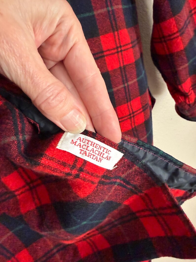Puede incluir: Camisa a cuadros rojos, azul marino y verdes con la etiqueta "AUTHENTIC MACLACHLAN TARTAN". La camisa est&aacute; hecha de una tela suave y tejida. El patr&oacute;n de cuadros es un dise&ntilde;o cl&aacute;sico.