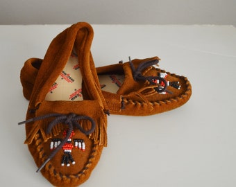 vintage suede moccasins / vintage brown suede slip on minnetonka moccasins slipper with beaded thunderbird leather flat  / womens US size 8