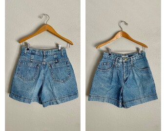 Vintage 80s High Waisted Light Wash Pleated Jean Shorts - women's small - 26