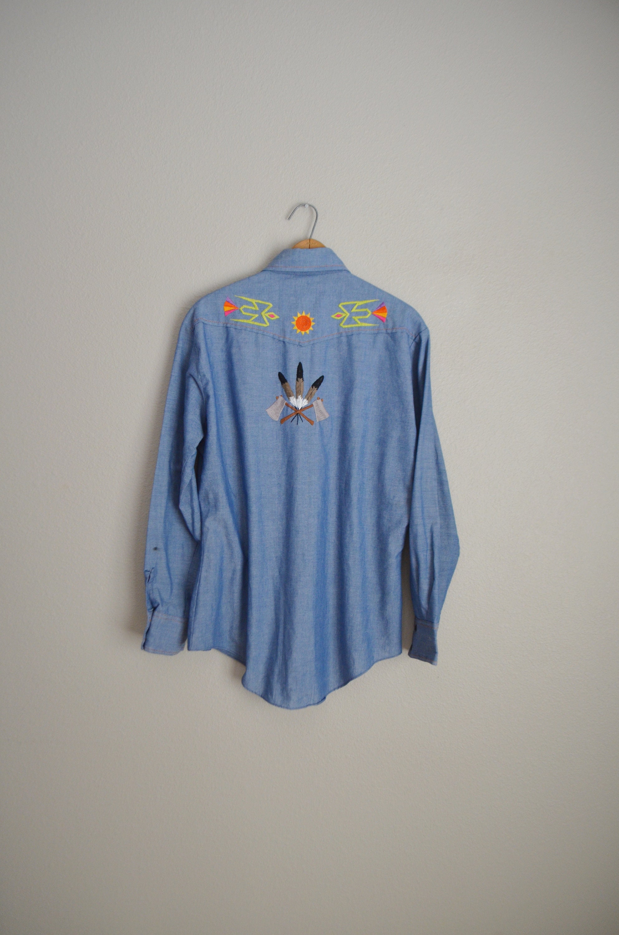 Kleine jaren '70 geborduurd Denim Pearl Snap Shirt / Western jaren 1970 Kleding Gender-neutrale kleding volwassenen Tops & T-shirts Oxfords Hippie Disco Cowboy 