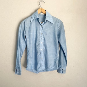 vintage 70s women&#39;s chambray blue button down blouse - xsmall petite