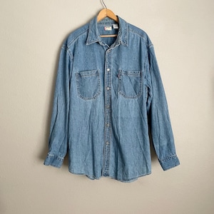 Denim LEVI&#39;S 90s button down metal button jean shirt -- men’s large