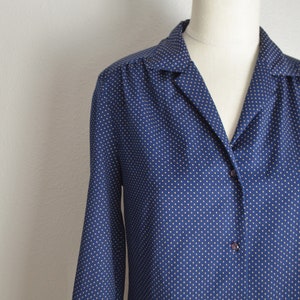 Vintage 70s 80s navy blue polka dot dotted pattern poly rayon Levi's button-down slouchy blouse women's medium image 4