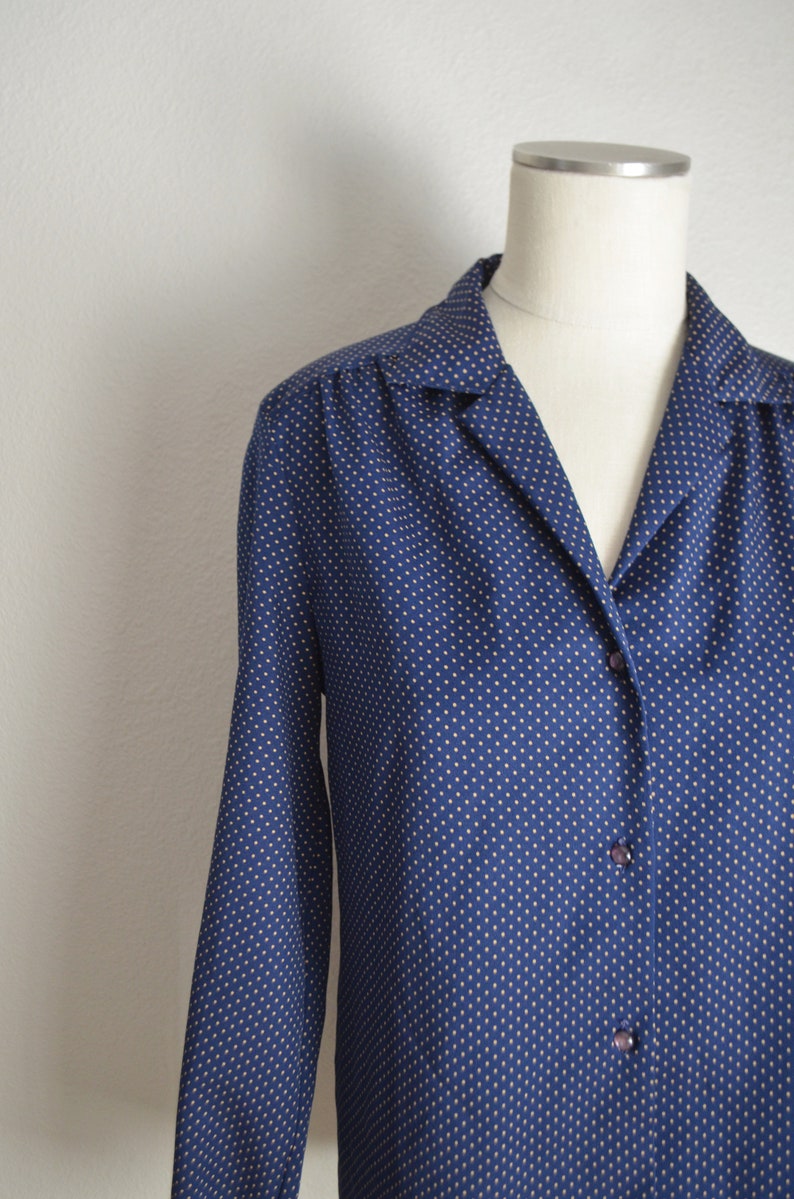 Vintage 70s 80s navy blue polka dot dotted pattern poly rayon Levi's button-down slouchy blouse women's medium image 4