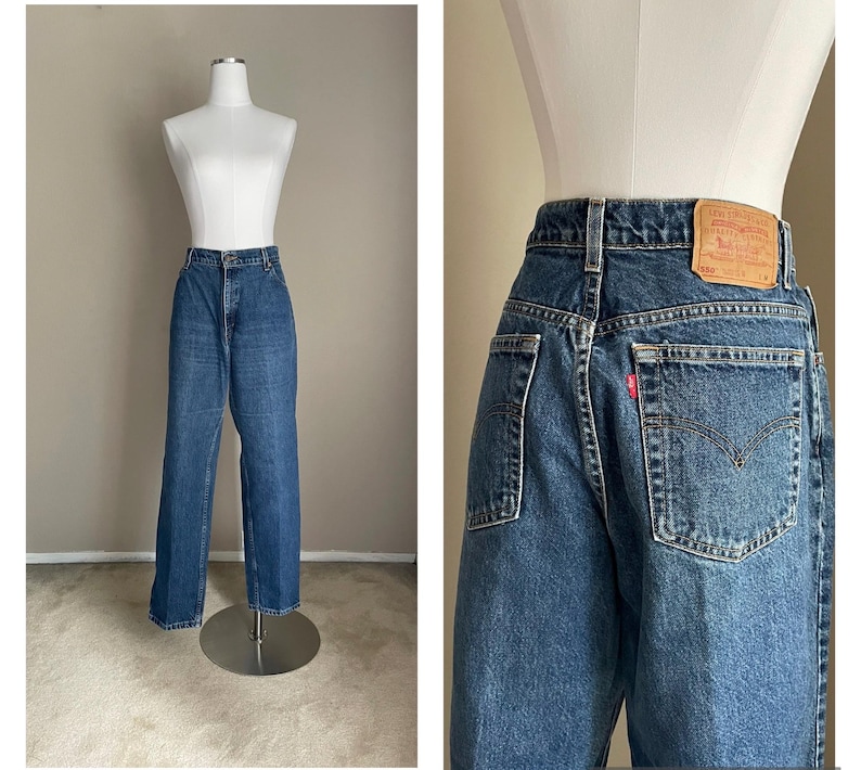 Peut inclure: Un jean bleu denim avec un &eacute;cusson en cuir brun sur la poche arri&egrave;re qui dit "Levi's" en lettres blanches. Le jean a une jambe droite et une taille haute.
