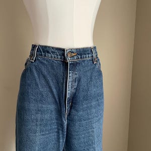 Peut inclure: Un jean bleu denim &agrave; taille haute et &agrave; jambe droite.