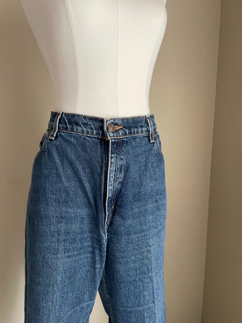 Peut inclure: Un jean bleu denim &agrave; taille haute et &agrave; jambe droite.