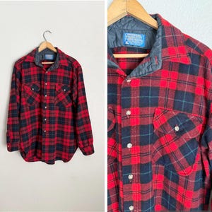 Puede incluir: Una taza de cer&aacute;mica blanca con un asa negra y el texto "But First, Coffee" en negro, en negrita. La taza est&aacute; sobre una superficie de madera.