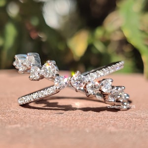ラウンドカットのモアッサナイト結婚指輪、女性用クリスクロスパヴェ記念バンド、ユニークなハーフエタニティエタニティバンドカスタムパーソナライズギフト