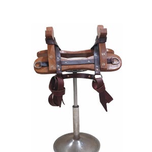 Puede incluir: Un juego de tres tazas de cerámica con un acabado moteado y mate. Las tazas son de color crema, gris claro y gris oscuro. Cada taza tiene un diseño simple y minimalista y un asa redondeada. Adecuadas para café, té u otras bebidas.