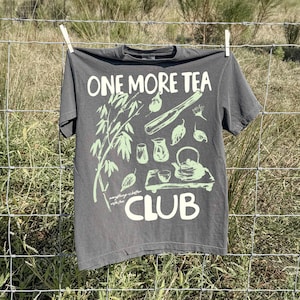 ワンモアティークラブシャツ、お茶好きへのギフト、お茶を飲むシャツ、抹茶好きTシャツ、ハーブティーギフト、居心地の良いティータイムグラフィックTシャツ