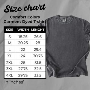 Puede incluir: Una camiseta gris Comfort Colors te&ntilde;ida en prenda con una tabla de tallas. La tabla muestra las tallas S a 4XL, con medidas de ancho y largo en pulgadas. La camiseta es de color gris liso.