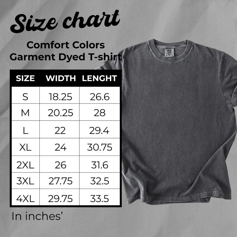 Puede incluir: Una camiseta gris Comfort Colors te&ntilde;ida en prenda con una tabla de tallas. La tabla muestra las tallas S a 4XL, con medidas de ancho y largo en pulgadas. La camiseta es de color gris liso.