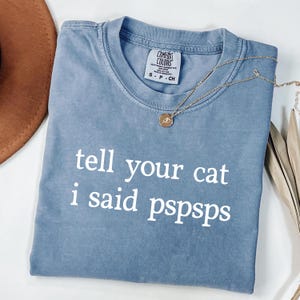 Puede incluir: Un letrero de madera rústica con el texto "Welcome to our home" en un estilo manuscrito. El letrero rectangular tiene un acabado envejecido y un diseño sencillo y acogedor, ideal para interiores o exteriores.