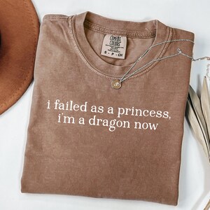 Maglietta divertente con drago, Maglietta "Ho fallito come principessa, ora sono un drago", Maglietta per lettori di fantasy, Maglietta con drago e libri, Maglietta Comfort Colors