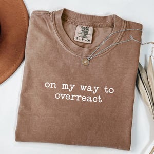 Camiseta "En camino a reaccionar de forma exagerada", camiseta divertida para introvertidos, camiseta con humor sarcástico, camiseta con humor sobre la ansiedad, camiseta con meme con el que te identificarás, camiseta con frase divertida imagen 3