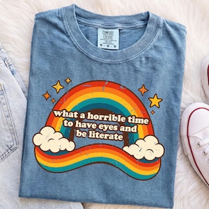 Vilken hemsk tid att ha ögon och vara läskunnig t-shirt, rolig sarkastisk regnbågströja, retro mörk humortröja