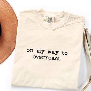 Camiseta "En camino a reaccionar de forma exagerada", camiseta divertida para introvertidos, camiseta con humor sarcástico, camiseta con humor sobre la ansiedad, camiseta con meme con el que te identificarás, camiseta con frase divertida imagen 5