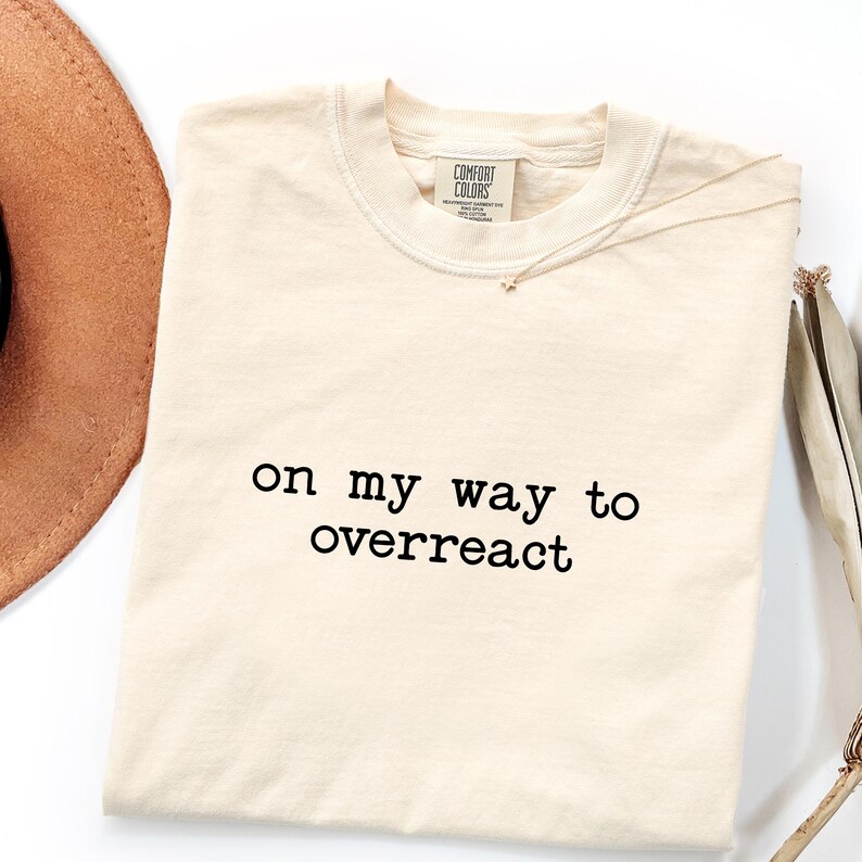 Camiseta "En camino a reaccionar de forma exagerada", camiseta divertida para introvertidos, camiseta con humor sarcástico, camiseta con humor sobre la ansiedad, camiseta con meme con el que te identificarás, camiseta con frase divertida imagen 5