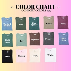 Puede incluir: Una carta de colores muestra camisetas en varios colores, incluyendo Washed Denim, Moss, Blue Spruce, Khaki y Berry. Otros colores son Light Green, Bay, Espresso, Pepper, Blue Jean, Black, Blossom, Ivory y White. El texto "COLOR CHART" est&aacute; en la parte superior.