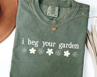 Camiseta divertida de jardinería "Te ruego que des tu jardín", camiseta para amantes de las plantas, camiseta floral bonita, camiseta con humor sobre jardinería, camiseta gráfica con estética botánica.