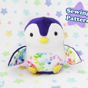 Könnte beinhalten: Nähmuster für ein Plüschpinguin-Spielzeug mit einem violetten Kopf und einem regenbogenfarbenen Sternenmuster. Das Muster heißt "Sewing Pattern".