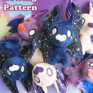 Op de afbeelding: Een verzameling pluche vleermuis speelgoed in verschillende kleuren, waaronder blauw, paars en wit. De vleermuizen hebben grote oren en vleugels met een sterrenhemel ontwerp. De tekst "Sewing Pattern" is zichtbaar.