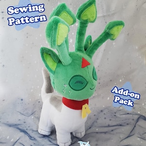 Peut inclure: Peluche verte et blanche en forme de créature avec de grandes oreilles et un col rouge. Le texte "Sewing Pattern" et "Add-on Pack" est affiché sur l'image.
