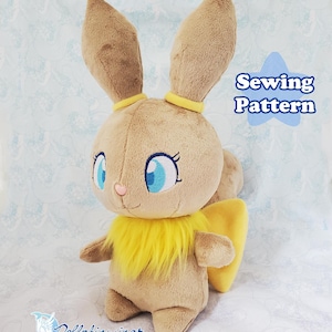 Puede incluir: Un peluche de color canela con orejas largas, grandes ojos azules bordados y una nariz rosa. Presenta un cuello de piel sintética de color amarillo brillante y una cola amarilla. El texto Sewing Pattern aparece en azul sobre una estrella.