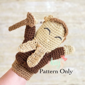 Puede incluir: Patrón de crochet para un títere marrón y beige con una cara sonriente. El títere lleva un atuendo marrón y beige y un sombrero marrón y beige. El patrón está disponible para su compra. Solo el patrón.