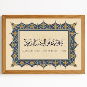 Puede incluir: Obra de arte enmarcada con caligrafía árabe y traducción al inglés: "Allah llama a la Casa de la Paz". El diseño incluye un borde decorativo azul y dorado, un fondo beige claro, todo dentro de un marco de madera.
