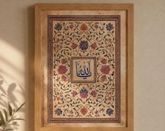 Könnte beinhalten: Ein gerahmtes, rechteckiges Wandbild mit einer zentralen blauen arabischen Kalligrafie-Inschrift, umgeben von einem komplizierten, symmetrischen Muster aus bunten Blumen und Ranken auf beigem, pergamentartigem Grund mit hellem Holzrahmen.