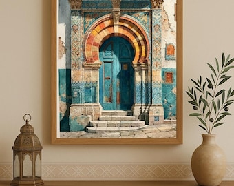 Puede incluir: Impresión enmarcada de una puerta turquesa con una entrada arqueada, adornada con intrincados azulejos en tonos azules, naranjas y amarillos. La puerta se encuentra contra una pared desgastada, creando una estética vintage. La impresión está sobre una mesa de madera con una linterna decorativa y un jarrón.
