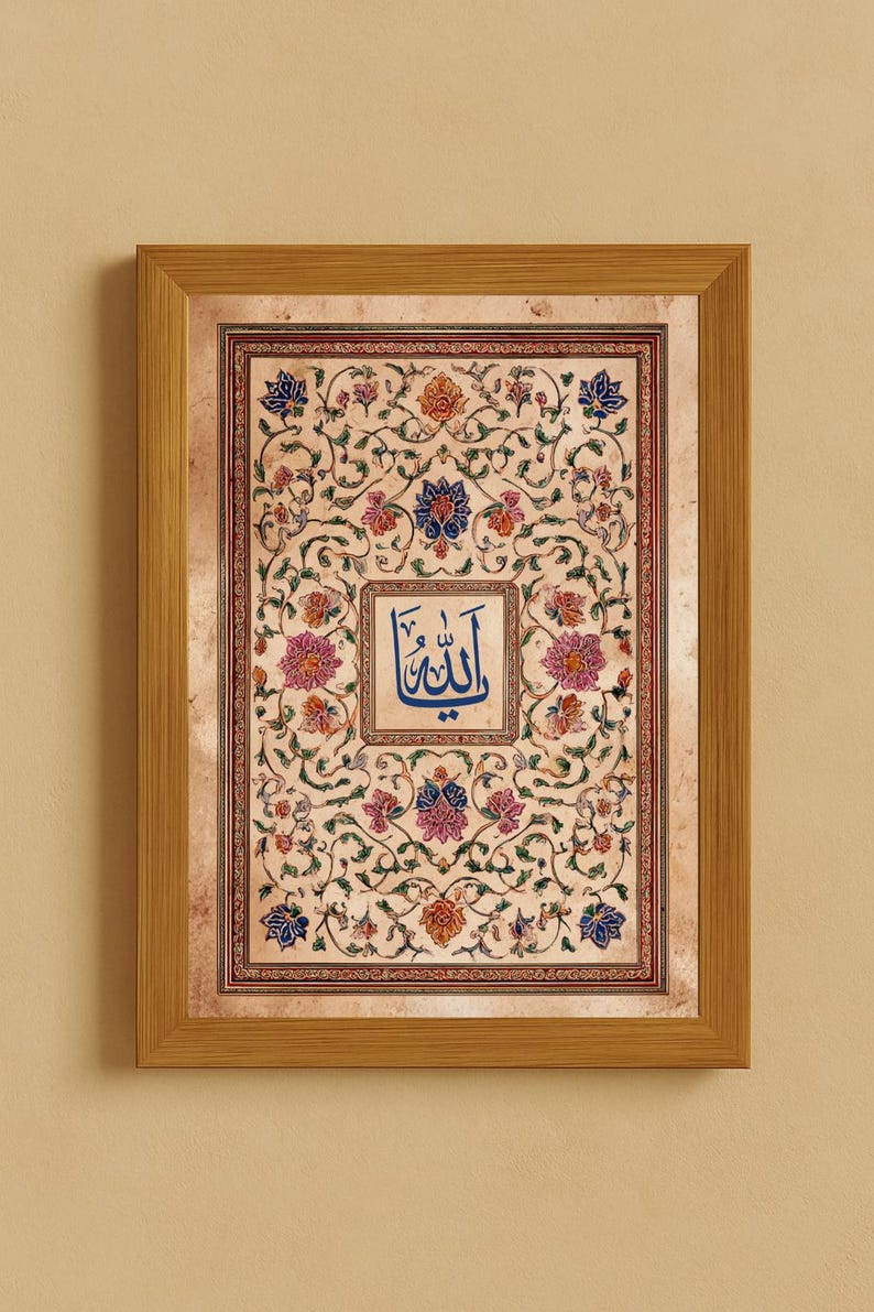 K&ouml;nnte beinhalten: Gerahmtes Kunstwerk mit aufwendigen Blumenmustern in Rosa, Blau und Orange auf cremefarbenem Hintergrund. Das Kunstwerk enth&auml;lt arabische Kalligraphie in einem zentralen Quadrat, alles in einem Holzrahmen.