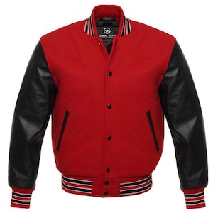 Pode incluir: Casaco universitário vermelho e preto com mangas de couro preto. O casaco tem fecho de botões, gola, punhos e cós listrados. A marca "SAIDA GEAR" é visível na gola.