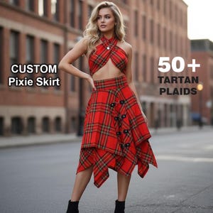 Op de afbeelding: Een rode tartan plaid tweedelige outfit, bestaande uit een haltertop en een pixie rok. De rok heeft asymmetrische lagen en decoratieve knopen. De afbeelding bevat de tekst "CUSTOM Pixie Skirt" en "50+ Tartan Plaids".