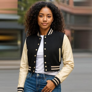 Beskuren Varsity-jacka med valfria anpassade broderimärken Svart och krämfärgad Personlig Crop Top Letterman-jackor i alla storlekar