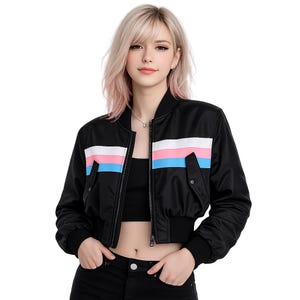 Peut inclure: Un blouson bomber noir court avec un motif de rayures horizontales sur la poitrine en blanc, rose clair et bleu clair. Le blouson présente un col, des poignets et un ourlet côtelés, une fermeture éclair frontale et deux poches latérales à boutons-pression.