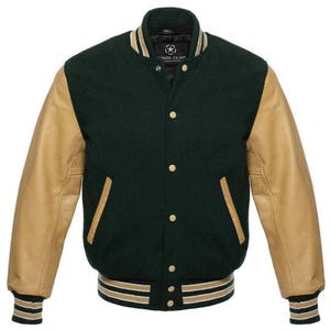 Könnte beinhalten: Grüne und beige Collegejacke mit Knopfleiste. Die Jacke hat beige Lederärmel, einen grünen Wollkörper und gestreifte Details an Kragen, Manschetten und Saum. Zwei Vordertaschen und ein schwarzes Innenfutter.