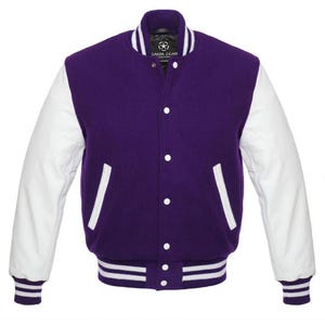 Könnte beinhalten: Eine lila-weiße Collegejacke mit Knopfleiste. Die Jacke hat weiße Ärmel, Taschen und Kragenbesatz. Die Manschetten und der Saum haben weiß-lila gestreifte Details. Der Markenname "SAIDA GEAR" ist auf dem Kragen sichtbar.