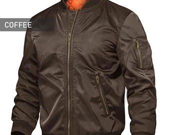 Jaqueta bomber marrom para homens e mulheres. Disponível com patches personalizados opcionais. Poliéster. Zíper moderno. Jaquetas personalizadas para meninos.