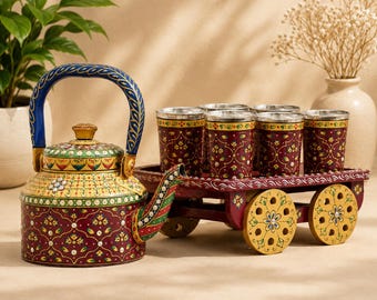 Juego de carrito de té pintado a mano: tetera de acero, vasos, arte mogol.
