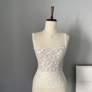 Top bralette de encaje elástico de lujo en blanco marfil con delicadas flores - Hecho a mano por encargo, bralette largo, blusa camisola para novia - sin tirantes