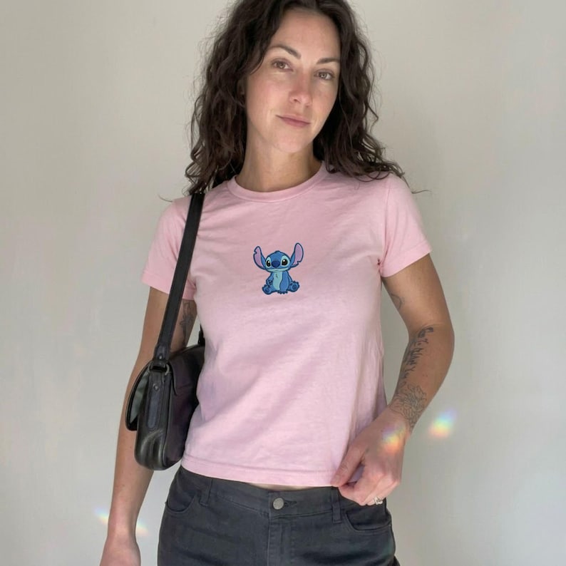Camiseta de bebé bordada con Stitch, camiseta de Lilo y Stitch, top corto acanalado con diseño de alienígena adorable, conjunto Disney Bound con estética Y2K, regalo de viaje para fans imagen 3